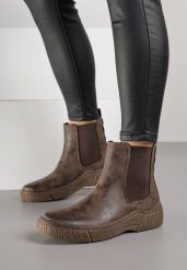 Brązowe Botki Sztyblety na Ozdobnie Żłobionej Podeszwie Ezisane. Brązowe botki damskie Born2be, bez wzorów, z jeansu, eleganckie, bez obcasa, na płaskiej podeszwie, bez zapięcia. Za 79.99 zł.