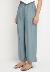 Jasnoniebieskie Szerokie Spodnie Typu Palazzo z Wysokim Stanem Varlevi. Niebieskie spodnie materiałowe damskie Born2be, bez wzorów, z jeansu, eleganckie, z podwyższonym stanem. Za 39.99 zł.