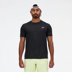 Koszulka męska New Balance MT41253BK – czarna. Czarne koszulki sportowe męskie New Balance, m, bez wzorów, z materiału, bez ramiączek, do biegania. Za 199.99 zł.