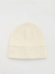 Czapka beanie z domieszką wełny - kremowy. Białe czapki damskie Reserved, bez wzorów, z wełny. W wyprzedaży za 19.99 zł.