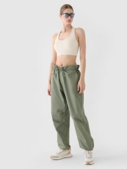 4F Spodnie casual parachute oversize damskie - oliwkowe/khaki S. Brązowe spodnie materiałowe damskie 4F, bez wzorów, z bawełny, casualowe. W wyprzedaży za 59.99 zł.