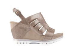 Sandały Bayla-131 4905 Sand, Beż, Skóra naturalna - 39. Brązowe sandały damskie Bayla, bez wzorów, z nubiku, bez obcasa, na koturnie, bez zapięcia. W wyprzedaży za 89.10 zł.