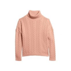 Damski sweter z golfem z opadającymi ramionami Superdry. Czerwone swetry nierozpinane damskie Superdry, na zimę, bez wzorów, bez kołnierzyka, bez ramiączek. Za 300.90 zł.