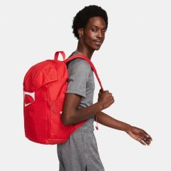 Plecak sportowy Nike Academy Team Backpack pojemność 30 L. Czerwone plecaki męskie Nike, bez wzorów, z materiału, sportowe. Za 139.99 zł.