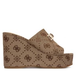 Klapki Guess. Brązowe klapki damskie Guess, z aplikacjami, bez obcasa, bez zapięcia. Za 549.99 zł.