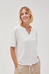 Gładka koszula z wiskozy biała. Białe koszule damskie MOODO, bez wzorów, z wiskozy, bez kołnierzyka, bez ramiączek. Za 79.99 zł.