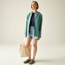 Damska wodoodporna kurtka z kapturem Bayletta. Zielone kurtki sportowe damskie Regatta, bez wzorów, z poliesteru, bez ramiączek, z kapturem, trekkingowe. Za 229.99 zł.