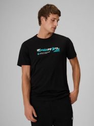 4F T-shirt regular z nadrukiem męski - czarny L. Czarne t-shirty męskie 4F, l, bez wzorów, z bawełny, bez kołnierzyka, bez ramiączek. Za 69.99 zł.