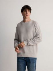 Bawełniany sweter - jasnoszary. Szare swetry męskie Reserved, l, bez wzorów, z bawełny, bez kołnierzyka, bez ramiączek. W wyprzedaży za 49.99 zł.