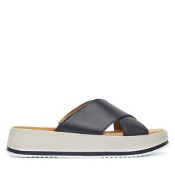 Klapki s.Oliver. Niebieskie klapki damskie S.Oliver, bez wzorów, bez obcasa, bez zapięcia. Za 239.99 zł.