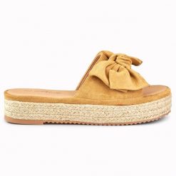Brązowe klapki espadryle z kokardą. Brązowe klapki damskie bez wzorów, casualowe, bez obcasa, bez zapięcia. Za 132.80 zł.