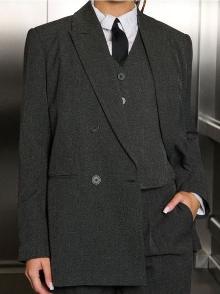 Żakiet - szary. Szare marynarki i żakiety damskie Sinsay, bez wzorów, bez kołnierzyka, bez ramiączek. Za 79.99 zł.