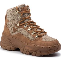 Trapery GUESS - Bahaa FL7BAH ESU12 TAN. Brązowe trapery damskie Guess, z materiału, bez zapięcia. Za 549.00 zł.