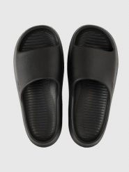 Klapki damskie 4F 4FRSS26FSLIF069. Czarne klapki damskie 4F, bez wzorów, z gumy, wakacyjne, bez obcasa, bez zapięcia. Za 79.99 zł.