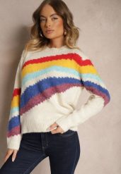 Jasnobeżowy Sweter Ozdobiony Ukośnymi Paskami Zenstina. Brązowe swetry nierozpinane damskie Renee, bez wzorów, z jeansu, casualowe, bez kołnierzyka, bez ramiączek. Za 129.99 zł.