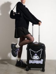 Walizka Kuromi - czarny. Czarne walizki damskie Sinsay, bez wzorów, z gumy. Za 149.99 zł.