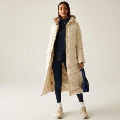 Płaszcz damski zimowy ocieplany Eloria. Białe płaszcze damskie Regatta, na zimę, bez wzorów, z puchu, eleganckie, bez kołnierzyka, bez kaptura. W wyprzedaży za 504.50 zł.