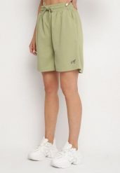 Zielone Szorty Bermudy w Sportowym Stylu z Kieszeniami Tezira. Zielone szorty damskie Born2be, bez wzorów, eleganckie, z podwyższonym stanem. Za 34.99 zł.
