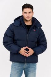 TOMMY JEANS Granatowa puchowa kurtka z dużym logo Alaska. Niebieskie kurtki męskie Tommy Jeans, l, bez wzorów, z jeansu, eleganckie, bez kaptura. W wyprzedaży za 617.99 zł.