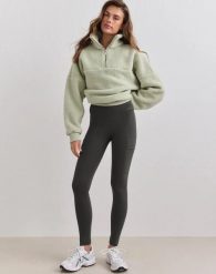 Damskie legginsy ocieplane z kieszeniami ciemnobluszczowe. Zielone legginsy damskie Aim'n, bez wzorów, z elastanu. Za 390.00 zł.