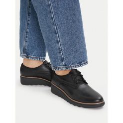 Półbuty Clarks. Czarne półbuty damskie Clarks, bez wzorów, bez obcasa, na koturnie, bez zapięcia. Za 356.99 zł.