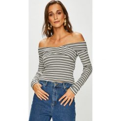 Guess Jeans - Sweter Emiliane. Białe swetry nierozpinane damskie Guess Jeans, m, bez wzorów, z dzianiny, bez kołnierzyka, bez ramiączek. W wyprzedaży za 129.90 zł.