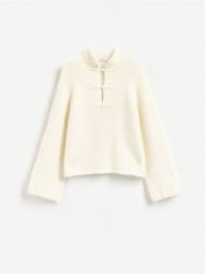 Sweter z ozdobnym zapięciem - kremowy. Białe swetry nierozpinane damskie Reserved, l, bez wzorów, z dzianiny, bez kołnierzyka, bez ramiączek. Za 139.99 zł.