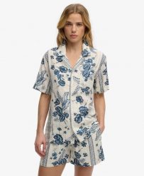 Superdry Koszula krótki rękaw Beach w kwiaty Jeane Floral Cream. Białe koszule damskie Superdry, na lato, bez wzorów, z bawełny, bez kołnierzyka, bez ramiączek. Za 234.25 zł.