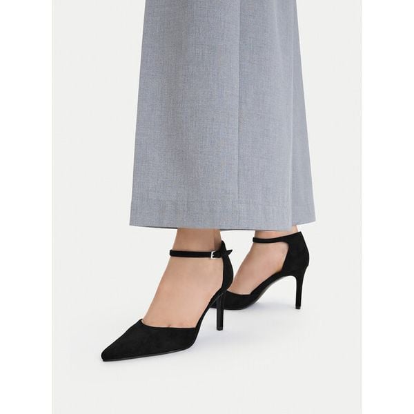 Szpilki DeeZee. Czarne szpilki damskie DeeZee, bez wzorów, bez obcasa, na szpilce, bez zapięcia. Za 129.99 zł.