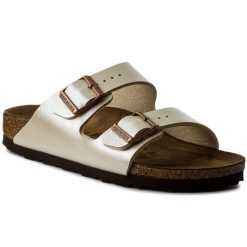 Klapki Birkenstock. Żółte klapki damskie Birkenstock, bez wzorów, bez obcasa, bez zapięcia. Za 449.99 zł.