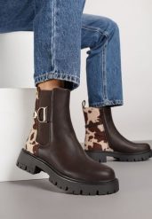 Brązowe Klasyczne Botki Sztyblety w Krowie Łaty Zdobione Metaliczną Aplikacją Laore. Brązowe botki damskie Renee, na lato, z aplikacjami, z jeansu, eleganckie, bez obcasa, na płaskiej podeszwie, bez zapięcia. Za 149.99 zł.