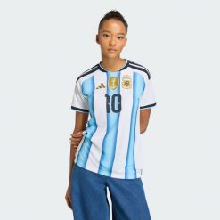 Koszulka podstawowa Argentyna 26 Messi. Białe bluzki damskie Adidas, bez wzorów, sportowe, bez kołnierzyka, bez ramiączek. Za 439.00 zł.