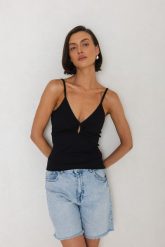 TOP GIGI CZARNY XS - Flawless. Czarne topy damskie Flawless, l, bez wzorów, z bawełny, eleganckie, bez kołnierzyka, bez ramiączek. Za 167.00 zł.