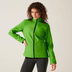 Damska kurtka softshell Ablaze z nadrukiem. Zielone kurtki sportowe damskie Regatta, na jesień, bez wzorów, z softshellu, bez ramiączek, bez kaptura, trekkingowe. Za 199.99 zł.