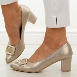 Złote B skórzane Polskie czółenka damskie Deoni D665. Żółte czółenka damskie Deoni, na lato, z aplikacjami, z materiału, biznesowe, bez obcasa, na obcasie, bez zapięcia. W wyprzedaży za 386.10 zł.