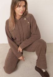 Brązowy Komplet Dresowy Bluza z Kapturem z Ozdobnymi Guzikami i Spodnie Eborissa. Brązowe bluzy damskie Born2be, l, bez wzorów, z dresówki, klasyczne, bez ramiączek, z kapturem. Za 169.99 zł.