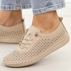 Beżowe ażurowane skórzane półbuty damskie T.Sokolski 2023-1. Brązowe półbuty damskie Sokolski, na jesień, bez wzorów, z jeansu, klasyczne, z okrągłym noskiem, bez obcasa, na płaskiej podeszwie, bez zapięcia. Za 249.00 zł.