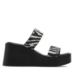 Klapki Call It Spring. Czarne klapki damskie Call it Spring, bez wzorów, bez obcasa, bez zapięcia. Za 149.99 zł.