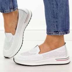 Białe ażurowe skórzane półbuty damskie Filippo Dp7611/26. Białe półbuty damskie Filippo, na jesień, w ażurowe wzory, z jeansu, casualowe, z okrągłym noskiem, bez obcasa, na płaskiej podeszwie, bez zapięcia. Za 199.00 zł.