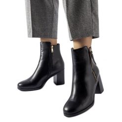 Czarne ocieplane klasyczne botki Edilio. Czarne botki damskie na zimę, bez wzorów, z tworzywa sztucznego, eleganckie, za kostkę, bez obcasa, na słupku, bez zapięcia. Za 169.12 zł.
