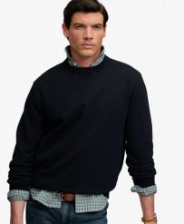 Superdry Bluza Essential Stacked Logo Crew – krój relaxed – DARK NAVY. Niebieskie bluzy damskie Superdry, m, bez wzorów, z bawełny, klasyczne, bez ramiączek, bez kaptura. Za 386.90 zł.