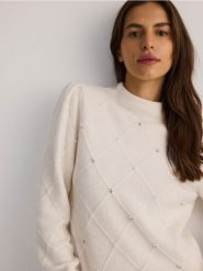 Sweter z ozdobnymi detalami - kremowy. Białe swetry nierozpinane damskie Reserved, l, bez wzorów, z dzianiny, bez kołnierzyka, bez ramiączek. W wyprzedaży za 69.99 zł.