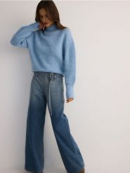 Jeansy straight z wiązanym paskiem - niebieski. Niebieskie jeansy damskie Reserved, bez wzorów, z bawełny, z podwyższonym stanem. W wyprzedaży za 89.99 zł.