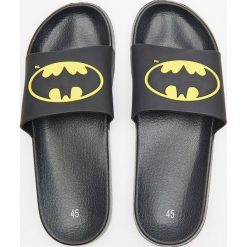 Klapki Batman - Czarny. Czarne klapki męskie House, bez wzorów, bez zapięcia. Za 39.99 zł.