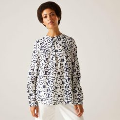 Koszula turystyczna damska Natine. Niebieskie koszule damskie Regatta, bez wzorów, sportowe, bez kołnierzyka, bez ramiączek. Za 140.70 zł.