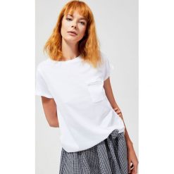 Bluzka bawełniania z ażurowymi wstawkami. Białe bluzki damskie MOODO, l, w ażurowe wzory, z bawełny, bez kołnierzyka, bez ramiączek. Za 29.99 zł.