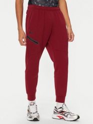 Under Armour Spodnie dresowe UA Unstoppable 1389353 Czerwony Regular Fit. Czerwone spodnie sportowe męskie Under Armour, m, bez wzorów, z dresówki. Za 199.99 zł.