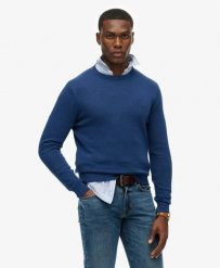 Superdry Essentials Cotton Jumper – Sweter z bawełny organicznej, relaxed fit. Niebieskie swetry męskie Superdry, uniwersalny, bez wzorów, z bawełny, klasyczne, bez kołnierzyka, bez ramiączek. Za 280.80 zł.