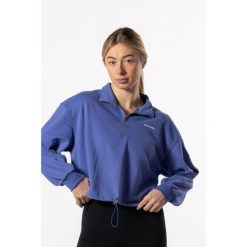 Damska krótka bluza z krótkim zamkiem i opuszczonym ramieniem – niebieski irys. Niebieskie bluzy damskie AESTHETIC WOLF, l, bez wzorów, z bawełny, bez ramiączek, bez kaptura. Za 259.99 zł.