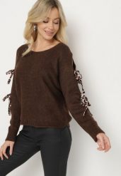 Brązowy Sweter z Moherem o Nietoperzowym Kroju z Ozdobnymi Wiązaniami w Panterkę Semiri. Brązowe swetry nierozpinane damskie Born2be, s, bez wzorów, z jeansu, eleganckie, bez kołnierzyka, bez ramiączek. Za 64.99 zł.